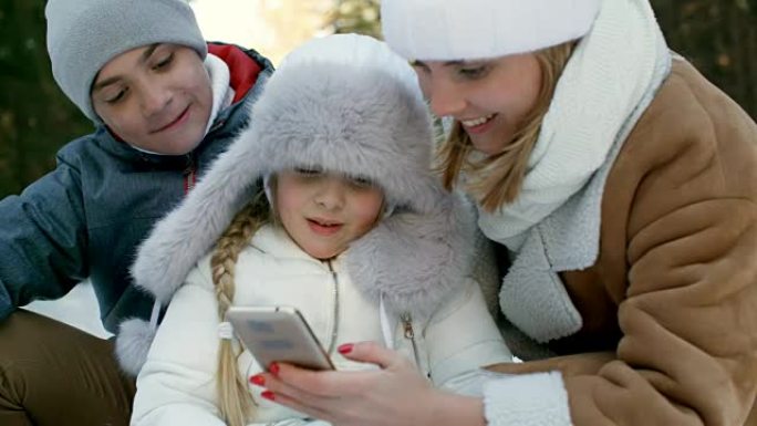 母亲和孩子在智能手机上观看照片