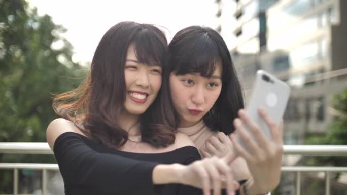 两个女性朋友在她的智能手机上自拍