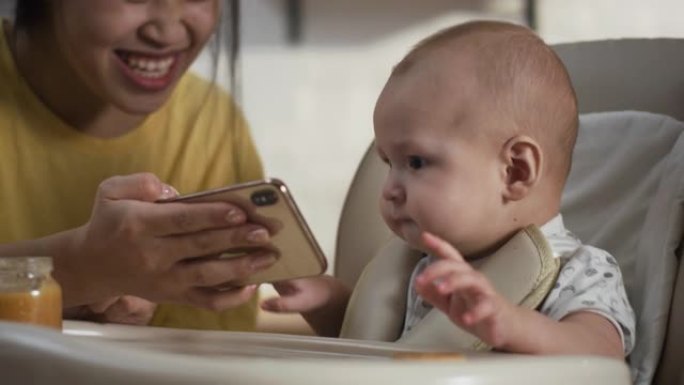 妈妈给宝宝看智能手机