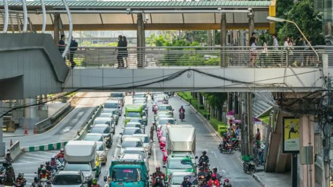 曼谷BTS Chong Nonsi高峰时段交通拥堵和匿名人群拥挤的道路的4k延时过渡，交通和乘客旅行