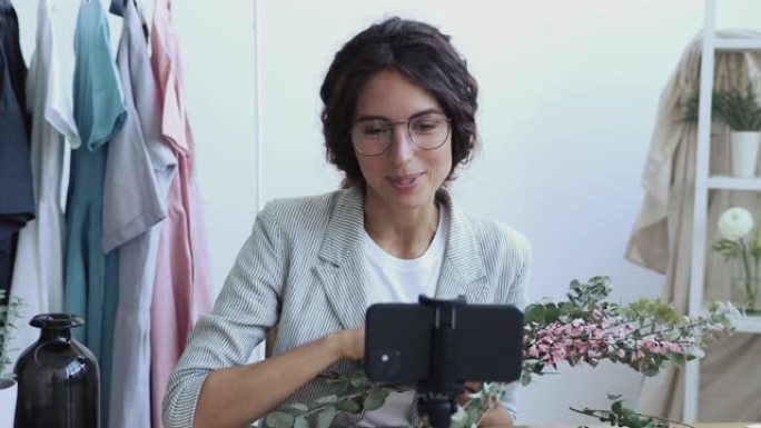 微笑的博主花店在智能手机上录制花艺视频课程vlog