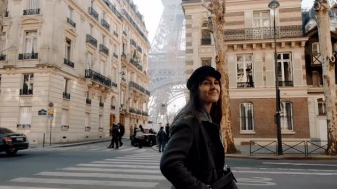 电影拍摄，优雅快乐的美女散步，沿着巴黎街和阳光充足的埃菲尔铁塔慢动作摆姿势。