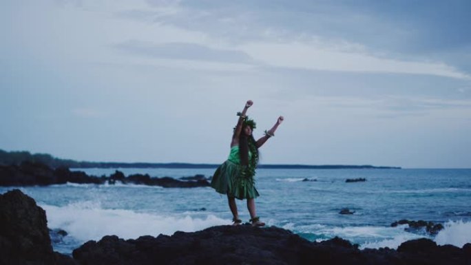 女人在海边表演传统的夏威夷草裙舞