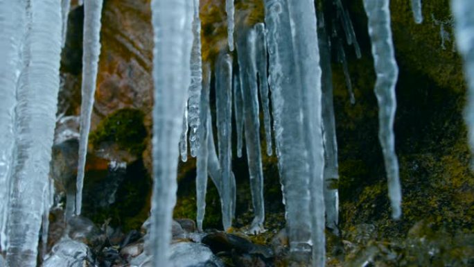 岩石上的冰柱冰锥寒冷天气冰条