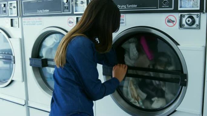 女人看着洗衣机4k