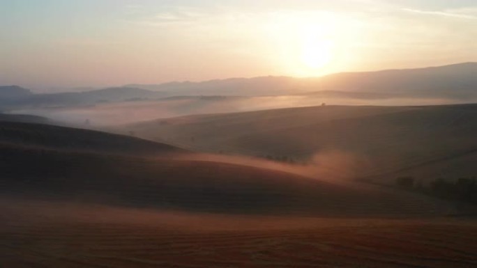 日出时风景秀丽的意大利山丘全景迷雾景色的空中拍摄