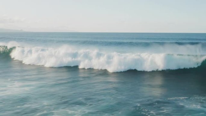 海浪破裂的鸟瞰图大海海边海水海浪花翻滚波