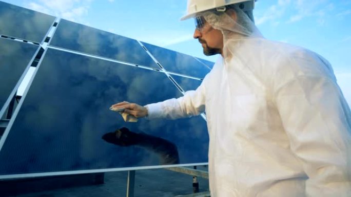 清洁太阳能电池板的人。创新产业理念。