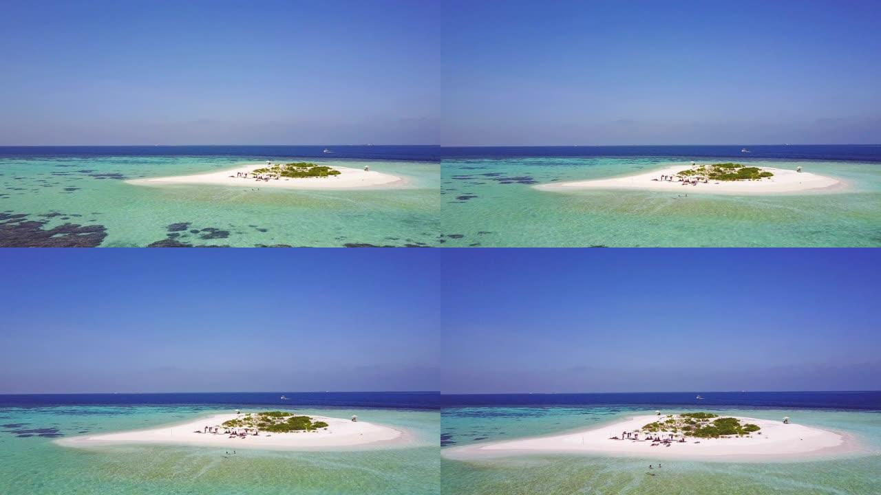 一个荒岛的鸟瞰图，有一个清澈透明的大海和原始的海滩。