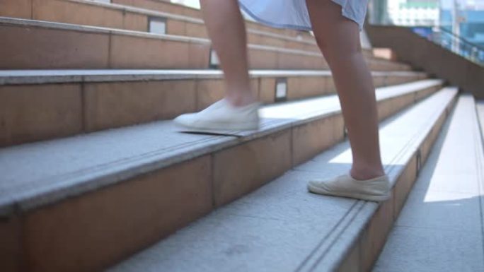 女人的腿在城市的楼梯上踩着慢动作