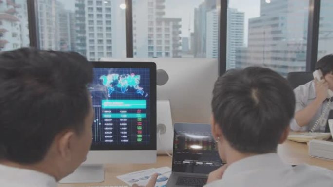 4k分辨率镜头两个亚洲商人讨论和通过计算机分析财务数据，投资分析财务数据概念，亚洲办公商务生活室内