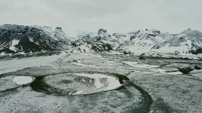 冰岛风景的鸟瞰图，背景为冬季的山脉冰川
