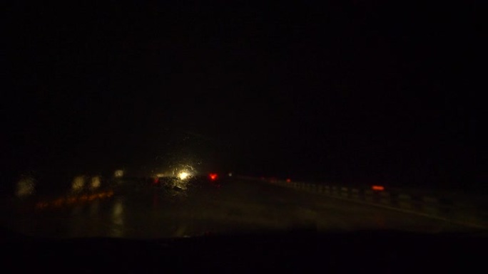 在暴雨中行驶时关闭高速公路的仪表板视图
