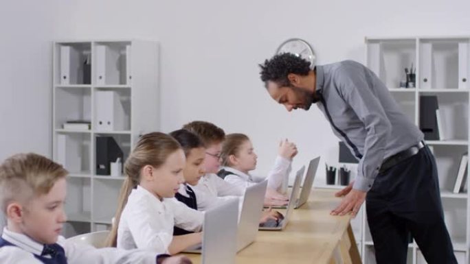 黑人男老师上电脑教育课