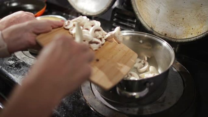 添加蘑菇炒蘑菇