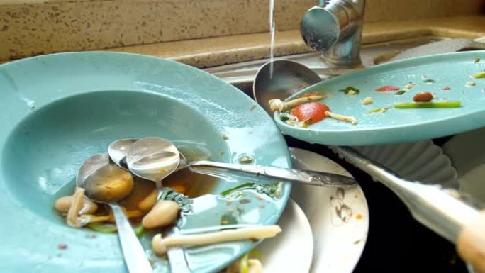 厨房里的脏盘子肮脏特写展示
