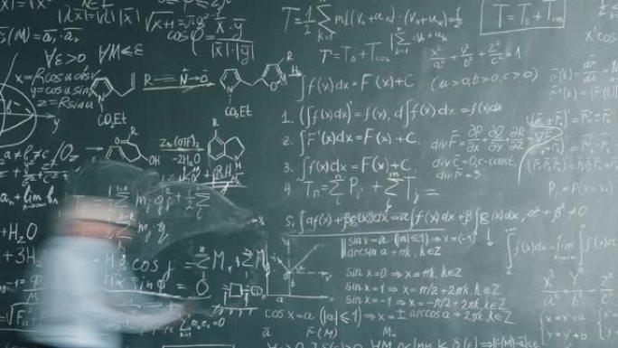 物理学家在课堂上在黑板上绘制图片的书写公式的延时缩小