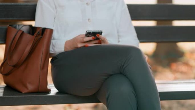 DS LA现代女性在公园使用智能手机