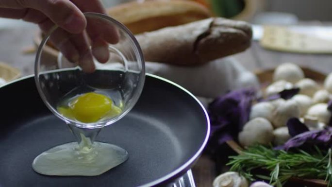 平底锅上煎一个鸡蛋
