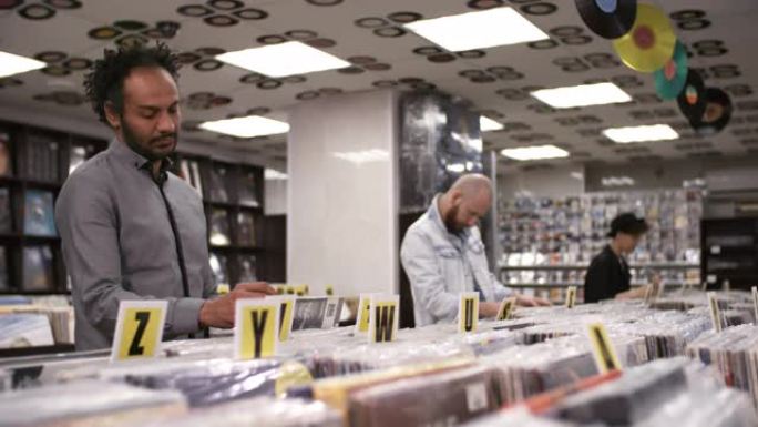 多文化顾客在唱片店浏览