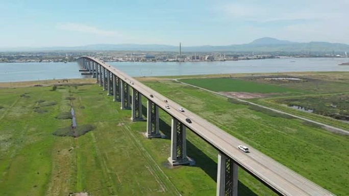 空中: 壮观的混凝土桥梁，引领汽车进出工业城镇。