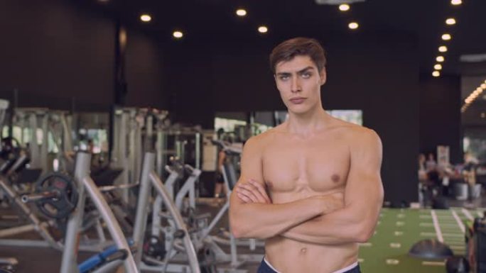 4k分辨率慢动作肖像年轻英俊男子展示强壮的健美运动员展示他肌肉健康的身体概念