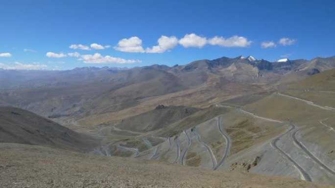 横跨青藏高原的蜿蜒山路令人叹为观止。