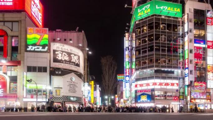 延时: 东京新宿歌舞伎町的行人和游客拥挤