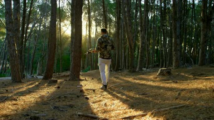 男子在森林里用弓箭行走4k