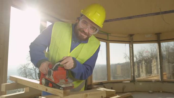肖像: 承包商建造一座交叉层压房屋，使木板光滑。