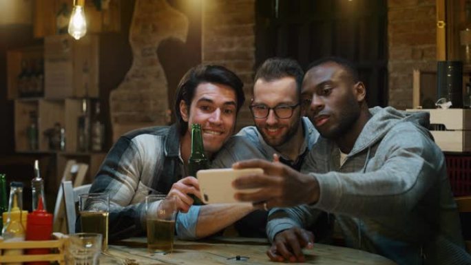 大学朋友在酒吧玩得开心和自拍的慢动作