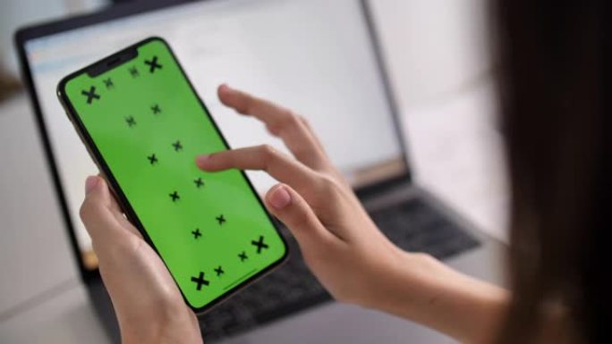 女人使用绿屏手机绿屏玩手机可抠像手机