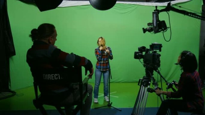 女人在试镜时唱歌绿幕摄像棚女人在试镜时唱