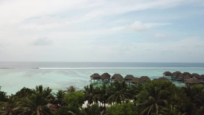 空中飞行无人机视图马尔代夫白色沙滩在阳光明媚的热带天堂岛与水蓝色的天空海水海洋