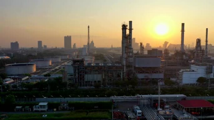 亚洲日出时带炼油厂和储罐的工业园区鸟瞰图