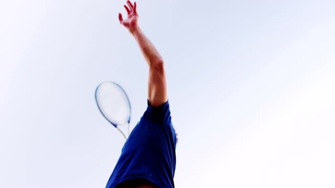 打网球的活跃男子升格慢动作特写展示慢镜头