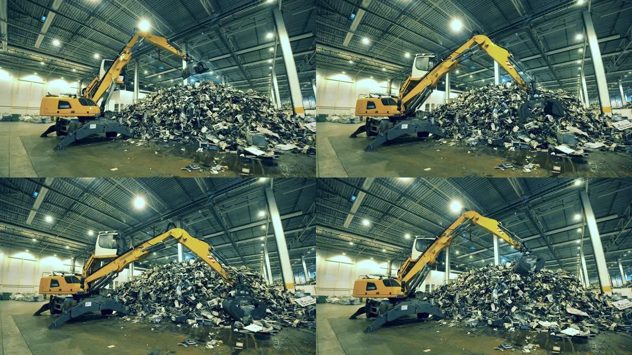 装载机正在将垃圾堆成一堆。垃圾，废物，垃圾回收中心。