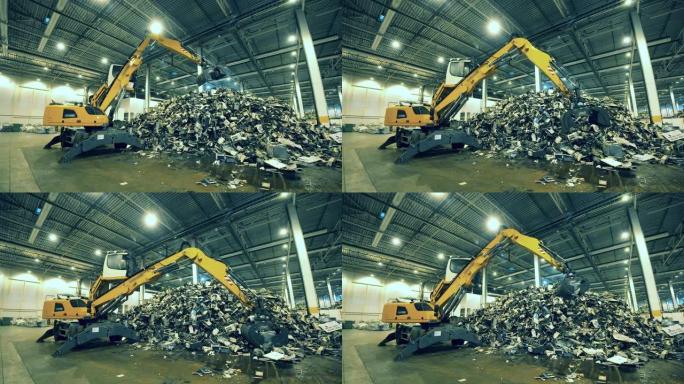 装载机正在将垃圾堆成一堆。垃圾，废物，垃圾回收中心。