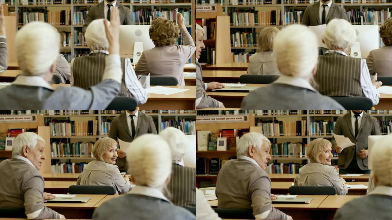 一群在图书馆上课的老年人