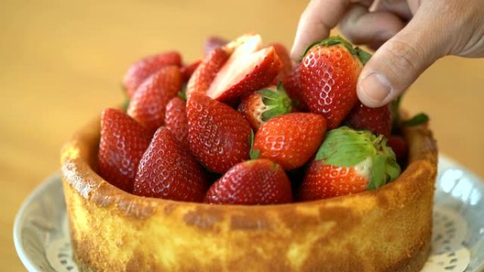 SLOMO从蛋糕上捡起一个草莓