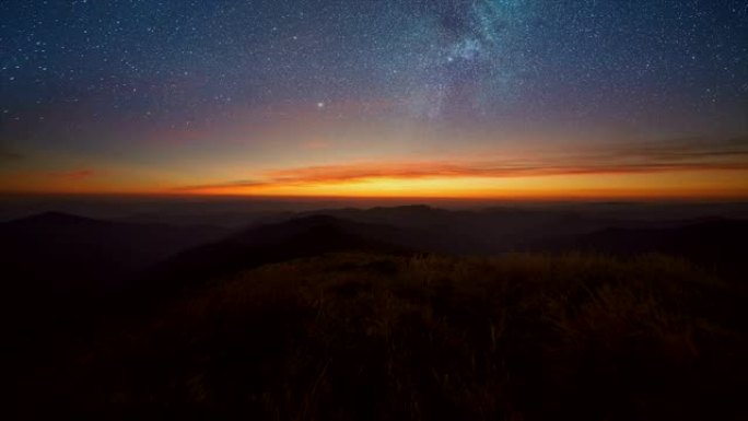 群山之上风景如画的星空。时间流逝