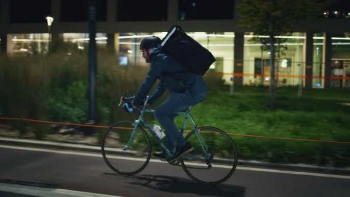 一个年轻的带自行车的快递快递员的慢动作正在触摸带有增强现实全息图的未来派屏幕，以查看晚上在市中心的客