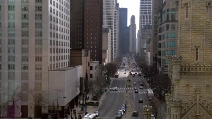 在美国芝加哥密歇根大道的宏伟英里密歇根大道购物街区，缩小高角度视角的行人拥挤和汽车交通。美国生活方式