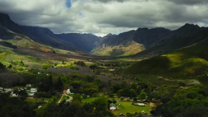 南非西开普省Jonkershoek山谷上空的阳光航拍视频
