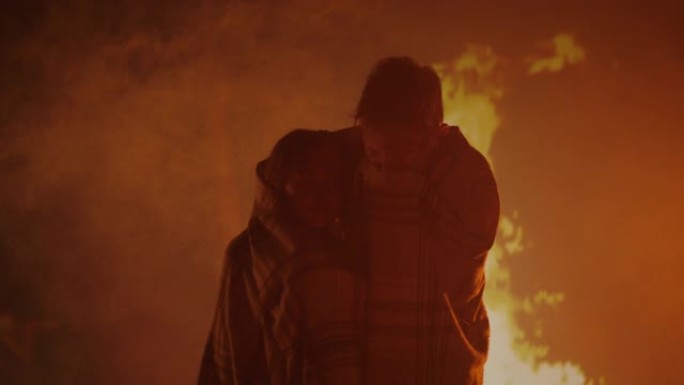 男孩和女孩被困在火中哭泣寻求帮助
