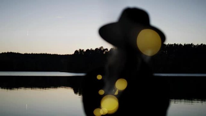 拍摄日落湖的女人。秋季景观