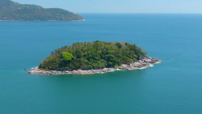 一个热带小岛，有珊瑚礁。热带岛屿和珊瑚礁。夏季和旅游度假概念，泰国卡隆海滩，