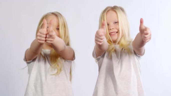 6岁的双胞胎竖起大拇指摆姿势