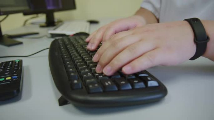护士在办公室用电脑键盘打字