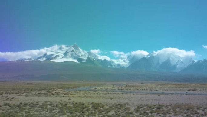 穿越青藏高原时雪山的壮观景色